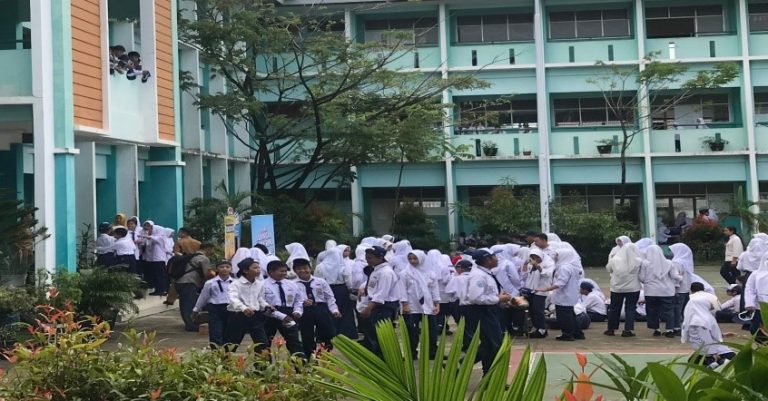 SMPN 13 Pontianak Gelar Promosi Roma Malkist Setelah Upacara Bersama Guru Murid dan Mahasiswa PPL